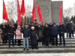 Сотни новосибирцев возложили цветы к Монументу Славы